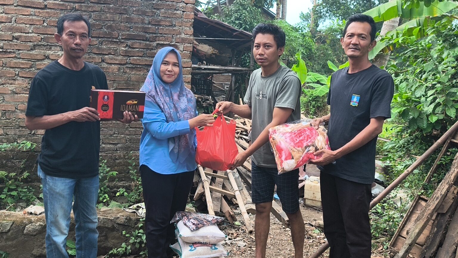 Gerak Cepat, Kecamatan Pabuaran Salurkan Bantuan untuk Warga Korban Rumah Roboh