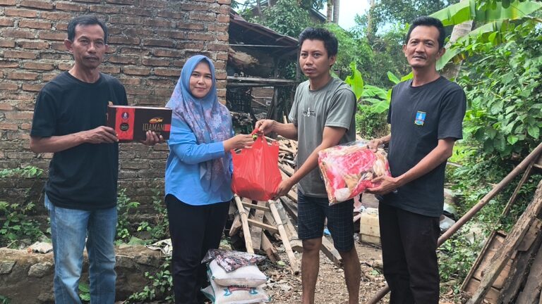Gerak Cepat, Kecamatan Pabuaran Salurkan Bantuan untuk Warga Korban Rumah Roboh