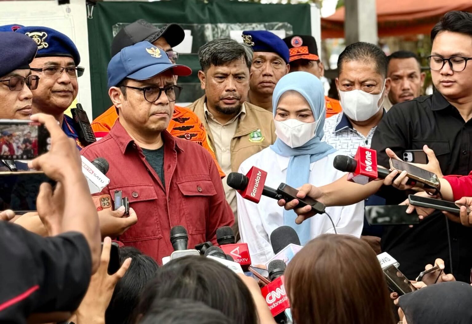 Bupati Serang dan Wamendigi Sambangi Posko, Beri Semangat Keluarga 5 Jurnalis Hilang di Selat Sunda