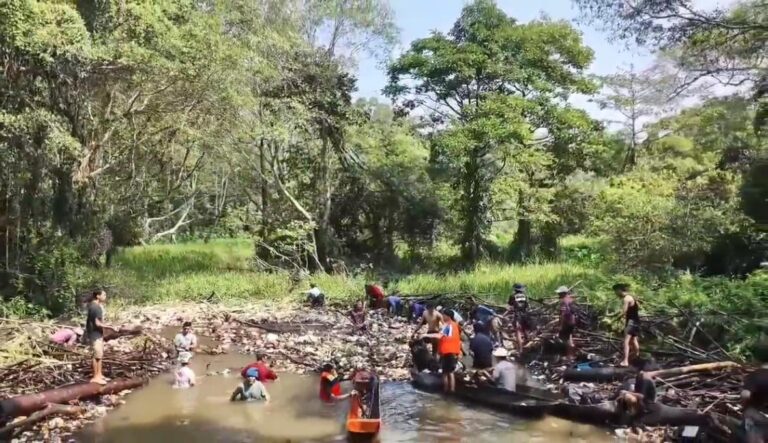 Peduli Lingkungan, Pemuda dan Warga Cikedung Bersihkan Sampah di Sungai Cidanau