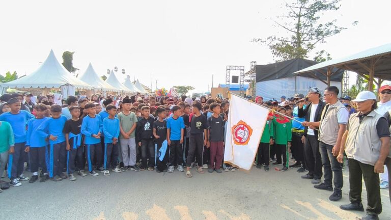 Ribuan Warga Tumpah Ruah Ikuti Jalan Sehat HUT Desa Sindangheula ke-47