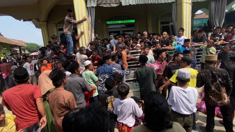 Ribuan Warga Tumpah Ruah, Tradisi Jedogan Warnai Ngeropok Panjang Mulud di Sindangsari
