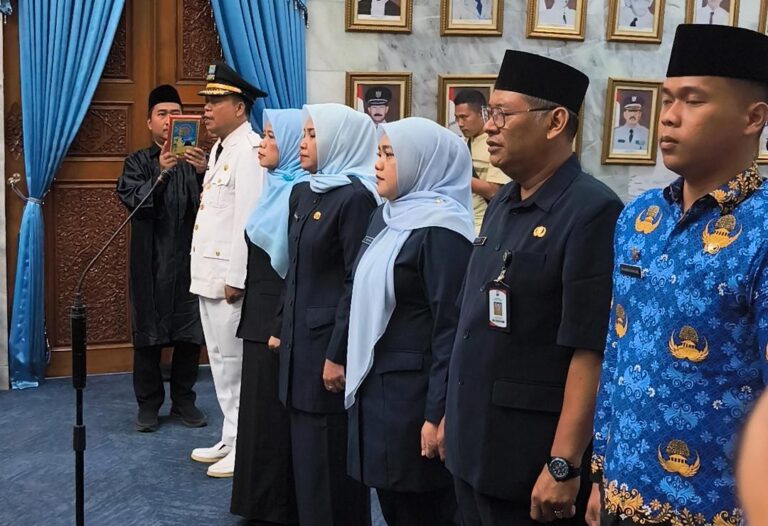 Bupati Serang Lantik Pejabat Administrator dan Sumpah Dua CPNS Jadi PNS